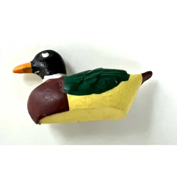 🎁 🇨🇦 Vintage Duck Brooch / Handmade Painted Resin / 1970s Multicolor - Picture 3 of 6